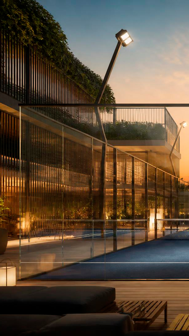 Pista de pádel privada en una urbanización al atardecer