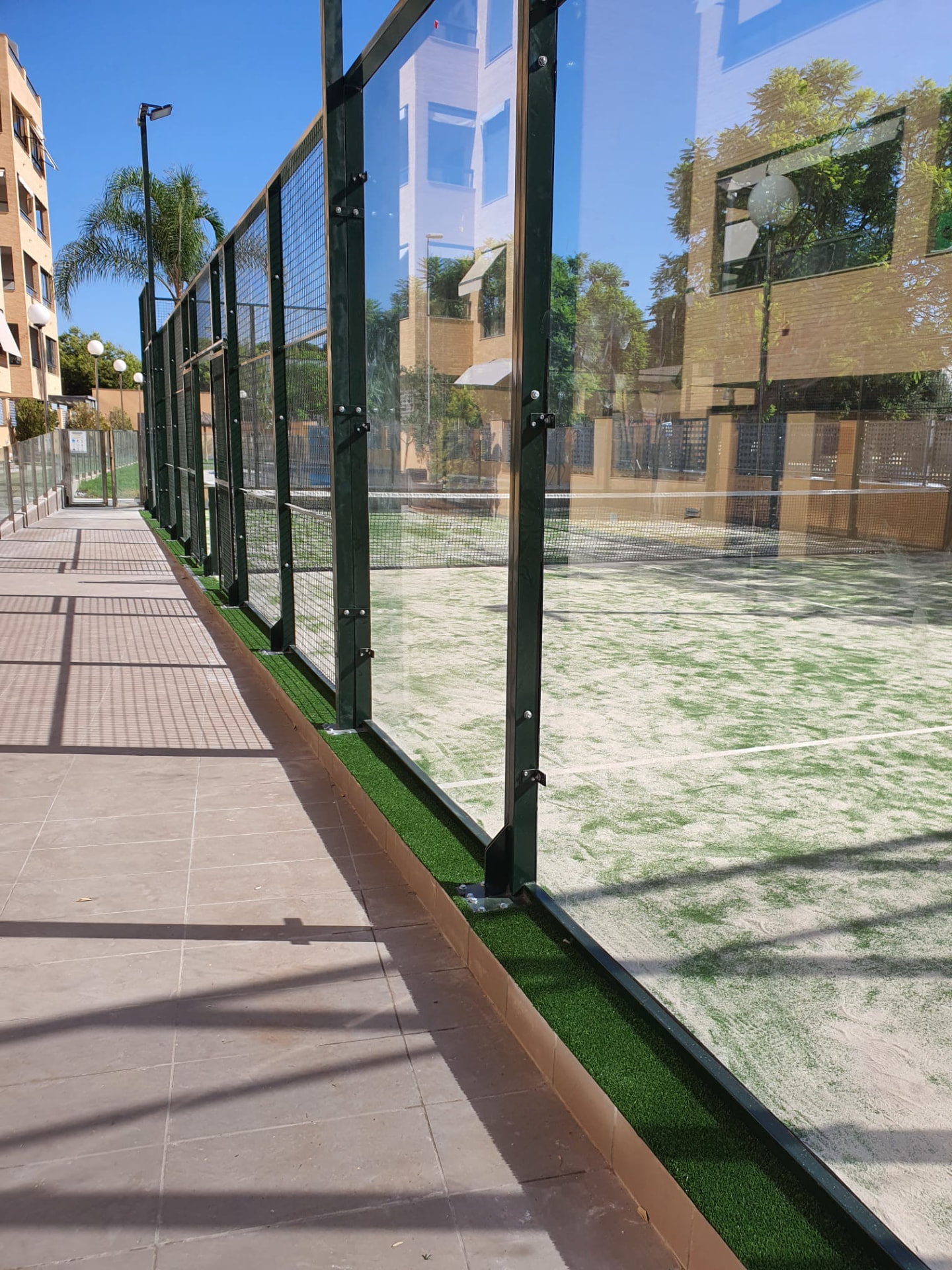 Pista de pádel privada junto a un edificio residencial en Valencia